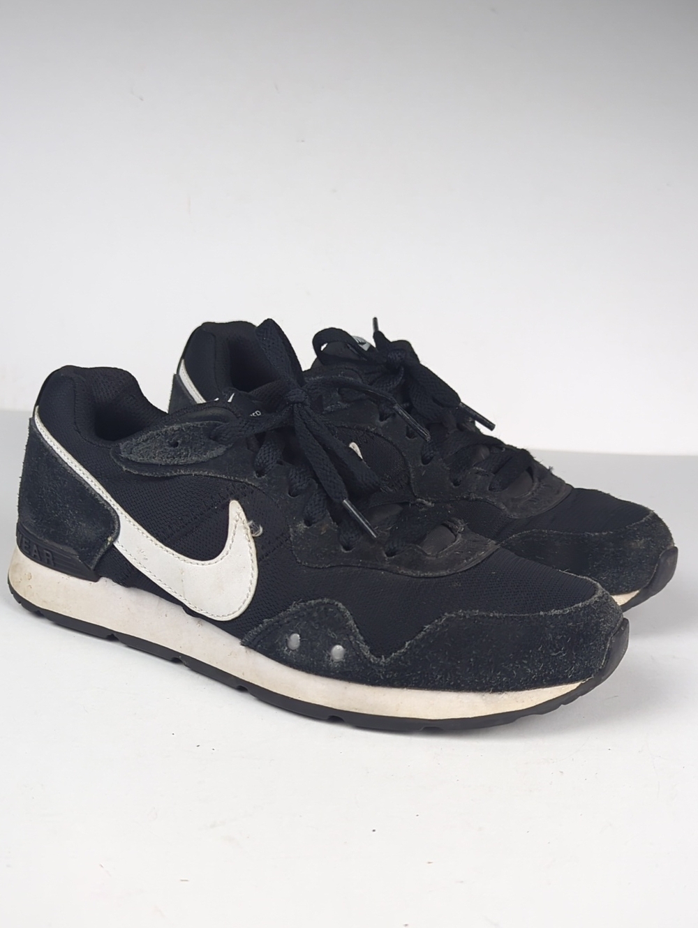 NIKE Women's 7.5 Venture Runner Black White Running Shoes